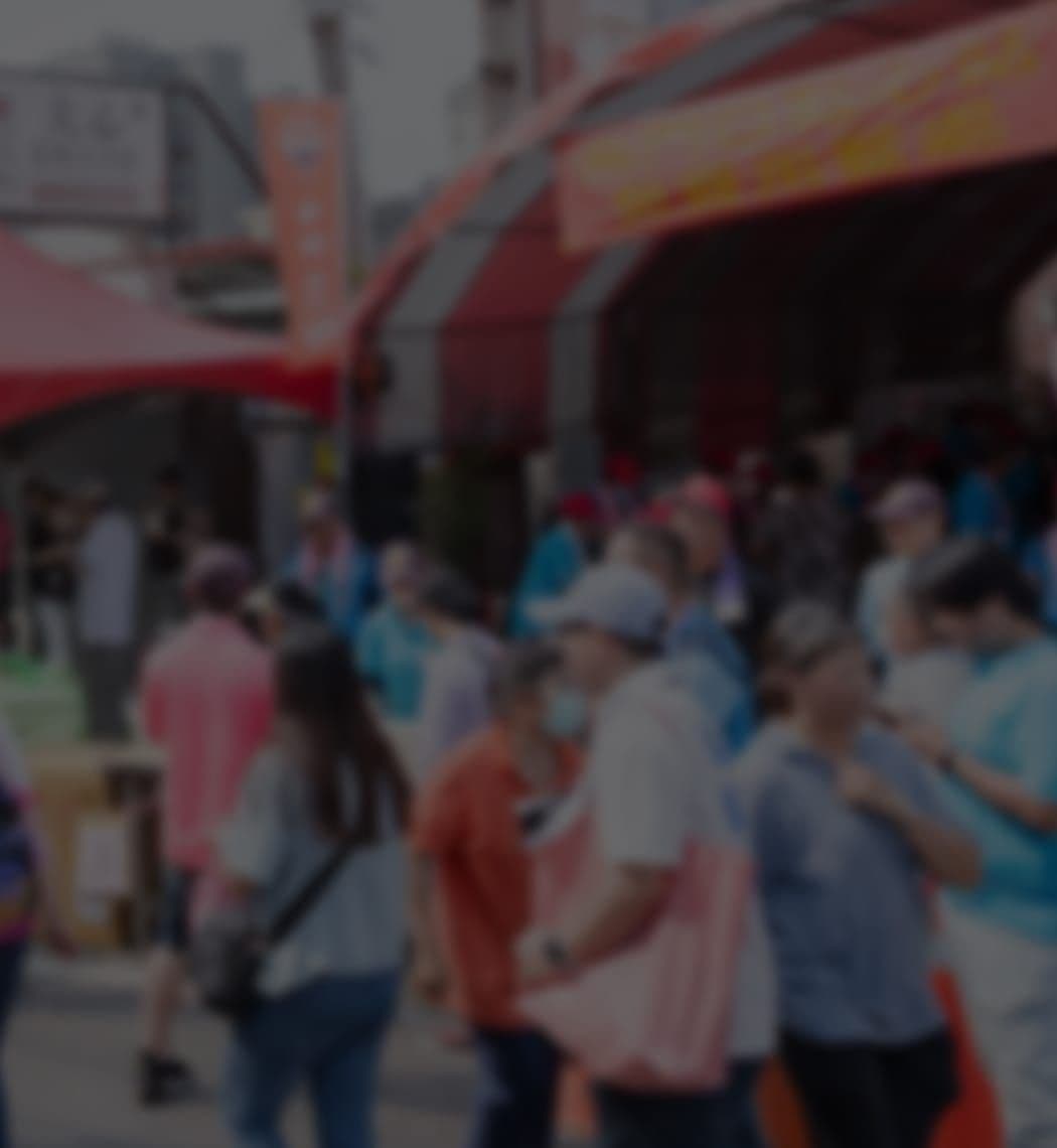 遶境前行前減廢宣導:民眾聚集於大甲街區準備參與遶境活動