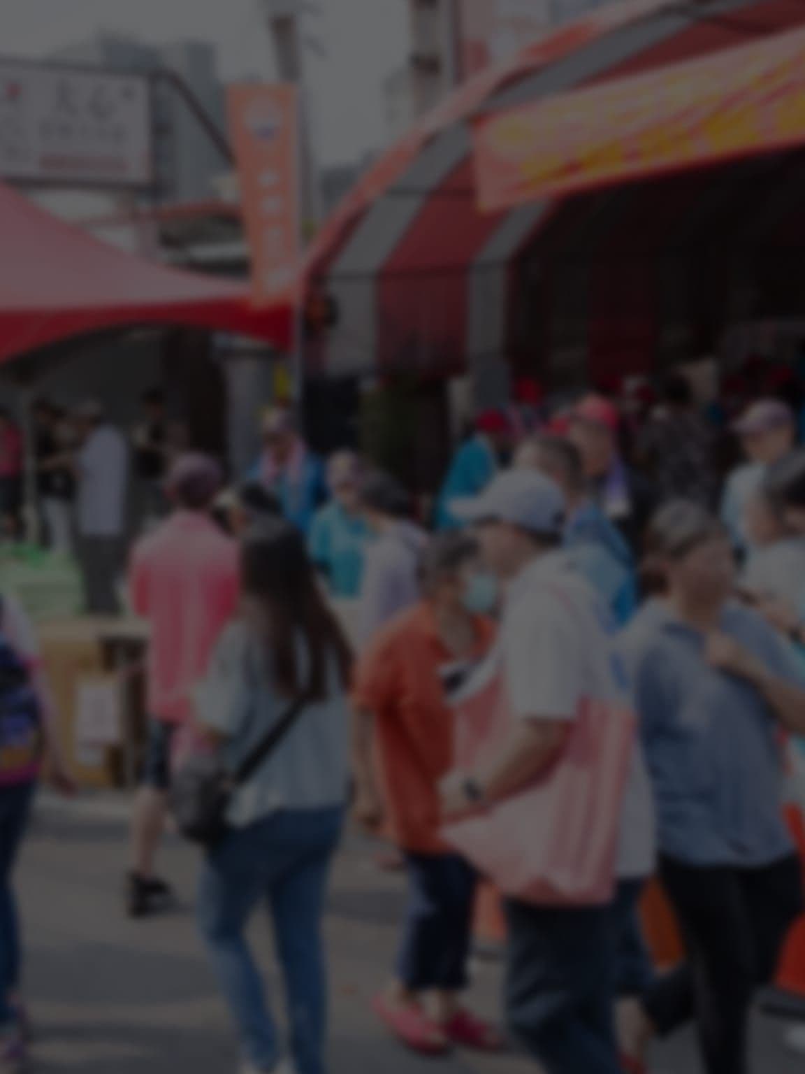 遶境前行前減廢宣導:民眾聚集於大甲街區準備參與遶境活動