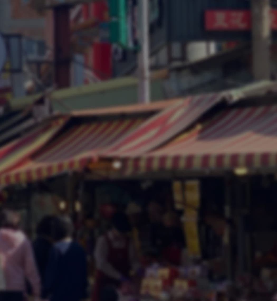 遶境中現場全民參與:大甲遶境沿線商家與民眾互動場景