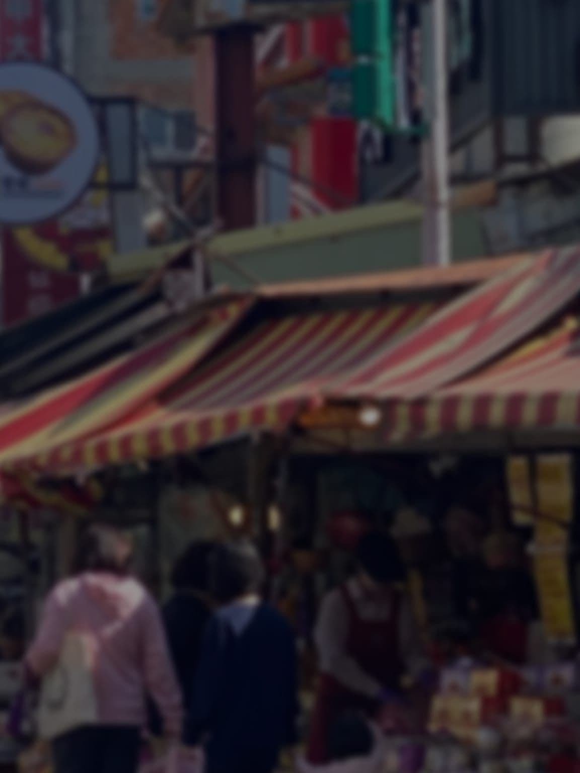 遶境中現場全民參與:大甲遶境沿線商家與民眾互動場景